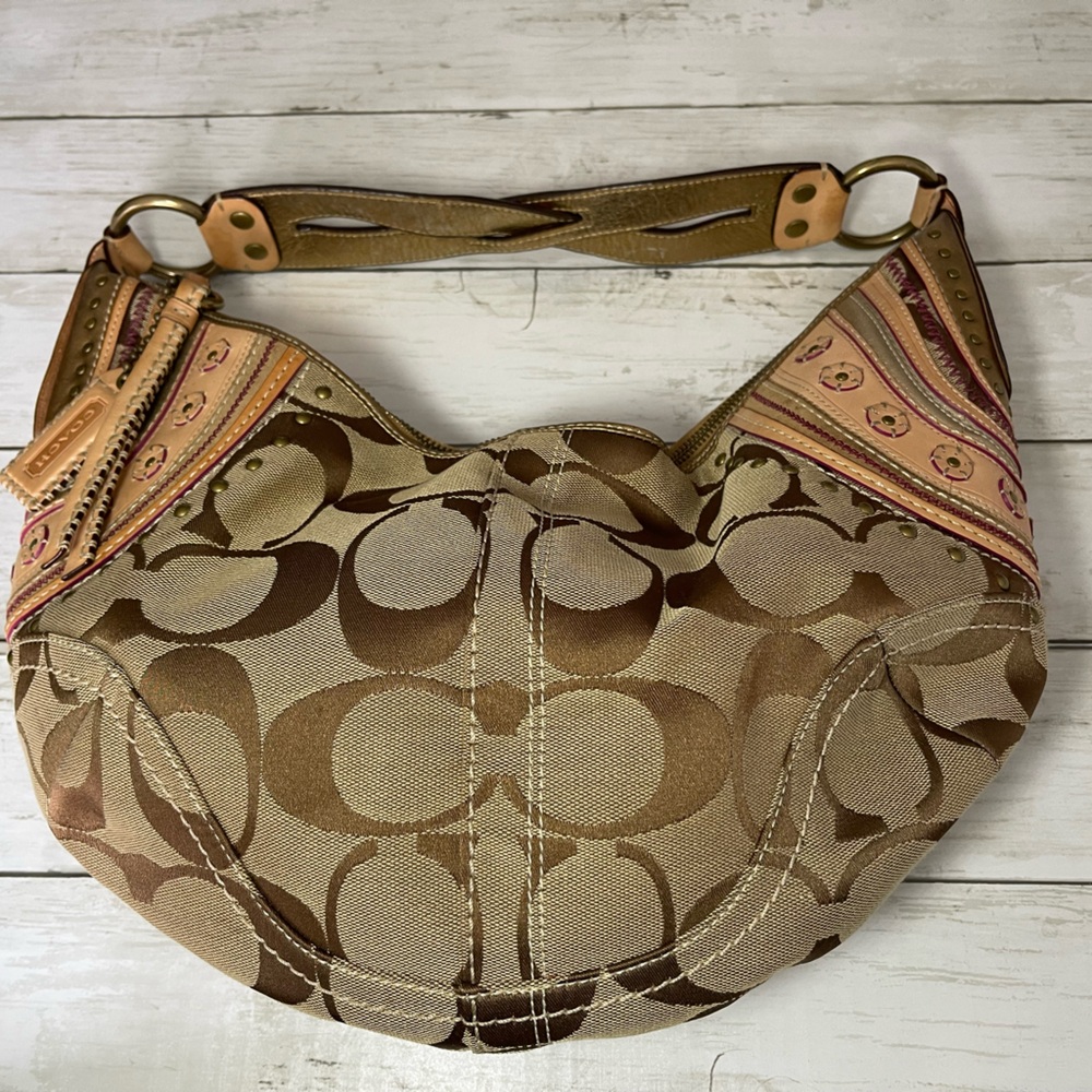 VINTAGE Limited Edition Hobo COACH SIGNATURE STUDDED BAG🤩 - Excellent Condition